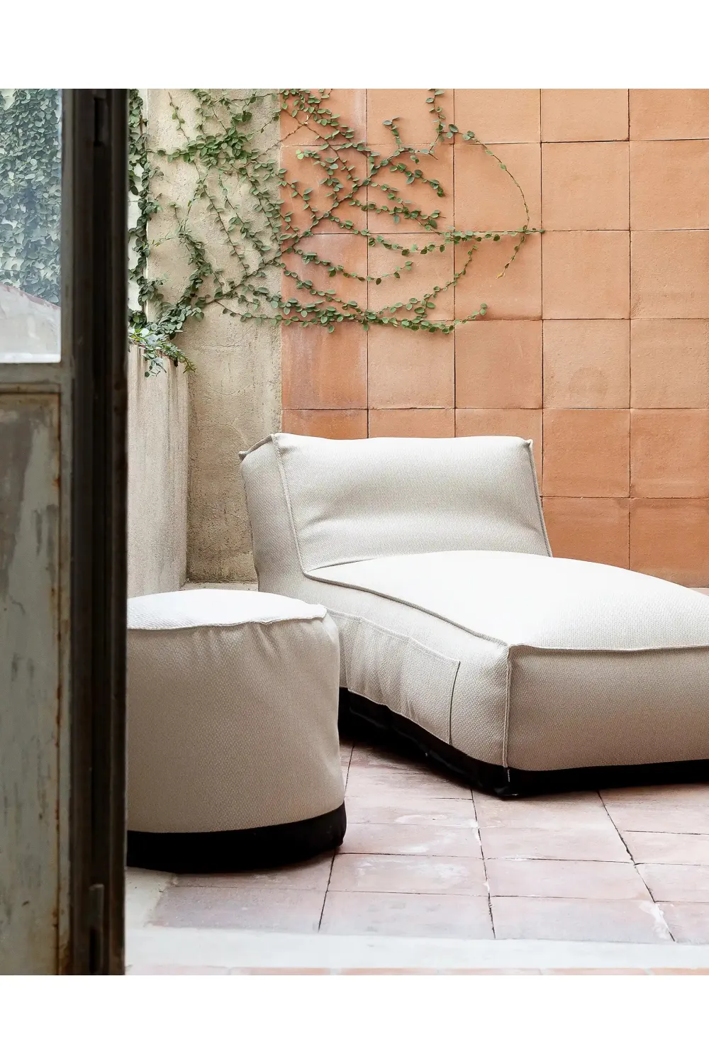 Upholstered Outdoor Chaise Longue | Dareels Caccini